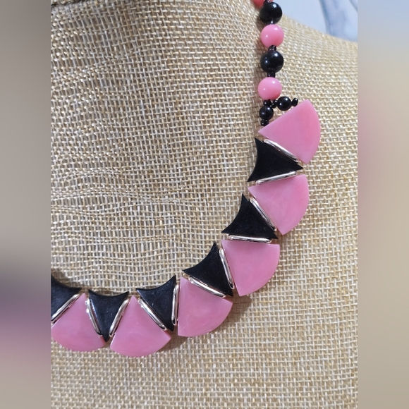 Trifari Triangle Pink and Black Beaded Vintage Necklace - Picture 2 of 7